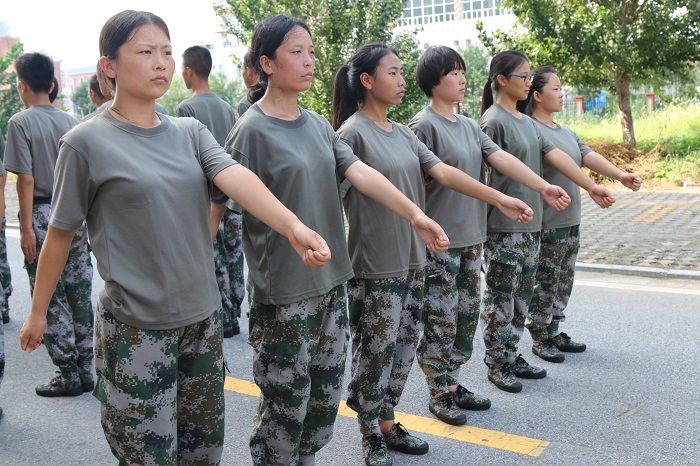 国防教育教导大队齐步定臂练习.JPG 国防教育教导大队齐步定臂练习.JPG